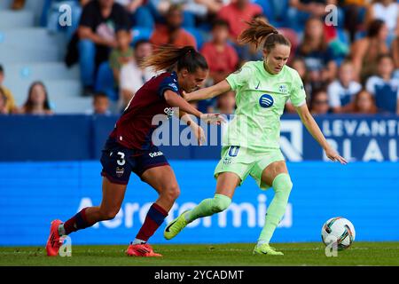 VALENCE, ESPAGNE - 20 OCTOBRE : Caroline Hansen du FC Barcelone affronte Estela Carbonell du Levante UD pour le ballon avec pendant le match entre Levan Banque D'Images