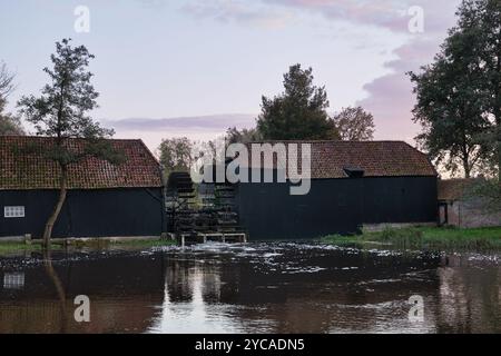 Le moulin à eau historique Collse, célèbre peint par Vincent van Gogh pendant son séjour à Nuenen, met en valeur le patrimoine rural néerlandais, avec un refle d'eau pittoresque Banque D'Images