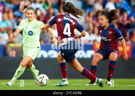 VALENCE, ESPAGNE - 20 OCTOBRE : Alexia Putellas du FC Barcelone concourt pour le ballon avec Maria Molina du Levante UD pendant le match entre Levante U. Banque D'Images