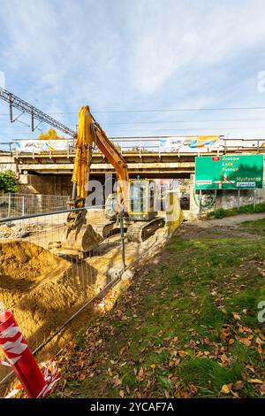 Katowice , Pologne. 20 octobre 2024 : PKP. Modernisation de la ligne de chemin de fer E65. Reconstruction du viaduc sur la rue Graniczna. Banque D'Images