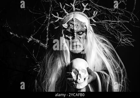 Assistant homme avec crâne. Diable horreur concept. Vieux barbu habillé comme un monstre d'Halloween. Homme à tête de taureau. Vampire homme avec les yeux blancs. Banque D'Images