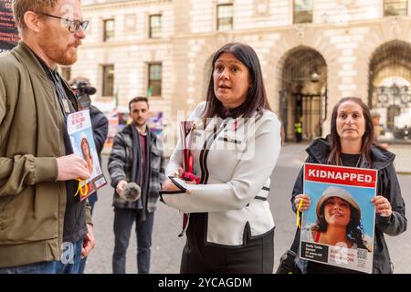 FCDO, Londres, Royaume-Uni. 22 octobre 2024. Lisa Nandy, secrétaire à la culture, prend un ruban jaune de solidarité et s’arrête pour parler au groupe de campagne, Our Fight, alors qu’ils se rassemblent devant le ministère des Affaires étrangères pour sensibiliser et demander ce que le gouvernement fait pour aider à la libération d’Emily Damari, le seul otage britannique encore retenu prisonnier à Gaza. Crédit : Amanda Rose/Alamy Live News Banque D'Images