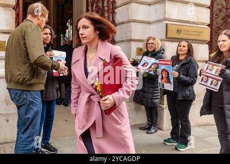 FCDO, Londres, Royaume-Uni. 22 octobre 2024. La secrétaire à l'éducation, Bridget Phillipson, passe devant le groupe de campagne, notre combat, alors qu'ils se rassemblent devant le ministère des Affaires étrangères pour sensibiliser et demander ce que le gouvernement fait pour aider à la libération d'Emily Damari, le seul otage britannique encore retenu prisonnier à Gaza. Crédit : Amanda Rose/Alamy Live News Banque D'Images