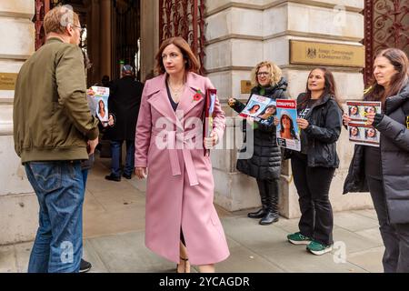 FCDO, Londres, Royaume-Uni. 22 octobre 2024. La secrétaire à l'éducation, Bridget Phillipson, passe devant le groupe de campagne, notre combat, alors qu'ils se rassemblent devant le ministère des Affaires étrangères pour sensibiliser et demander ce que le gouvernement fait pour aider à la libération d'Emily Damari, le seul otage britannique encore retenu prisonnier à Gaza. Crédit : Amanda Rose/Alamy Live News Banque D'Images