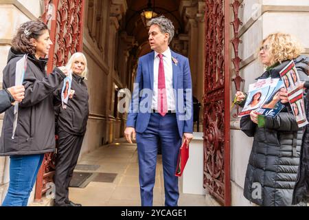 FCDO, Londres, Royaume-Uni. 22 octobre 2024. Ed Miliband, secrétaire d'État à la sécurité énergétique et Net Zero, s'arrête pour parler au groupe de campagne, Our Fight, alors qu'ils se rassemblent devant le ministère des Affaires étrangères pour sensibiliser et demander ce que le gouvernement fait pour aider à la libération d'Emily Damari, le seul otage britannique encore retenu prisonnier à Gaza. Crédit : Amanda Rose/Alamy Live News Banque D'Images