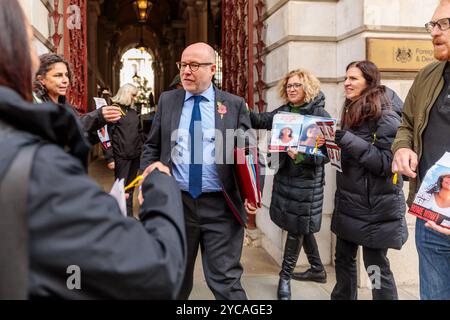 FCDO, Londres, Royaume-Uni. 22 octobre 2024. Richard Hermer KC, procureur général, prend un ruban jaune en solidarité et s’arrête pour parler au groupe de campagne, Our Fight, alors qu’ils se rassemblent devant le ministère des Affaires étrangères pour sensibiliser et demander ce que le gouvernement fait pour aider à la libération d’Emily Damari, le seul otage britannique encore retenu prisonnier à Gaza. Crédit : Amanda Rose/Alamy Live News Banque D'Images