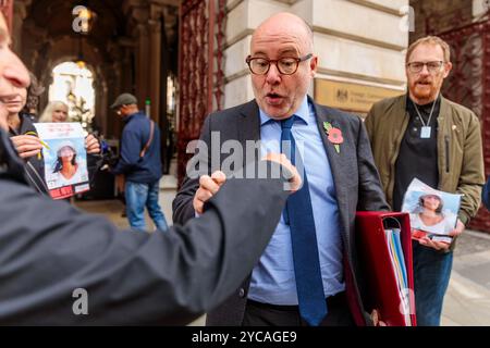 FCDO, Londres, Royaume-Uni. 22 octobre 2024. Richard Hermer KC, procureur général, prend un ruban jaune en solidarité et s’arrête pour parler au groupe de campagne, Our Fight, alors qu’ils se rassemblent devant le ministère des Affaires étrangères pour sensibiliser et demander ce que le gouvernement fait pour aider à la libération d’Emily Damari, le seul otage britannique encore retenu prisonnier à Gaza. Crédit : Amanda Rose/Alamy Live News Banque D'Images