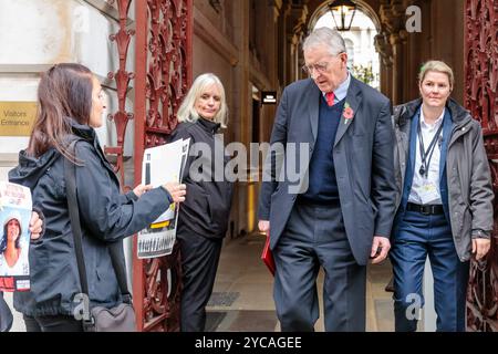 FCDO, Londres, Royaume-Uni. 22 octobre 2024. Hilary Benn, secrétaire d'État pour l'Irlande du Nord, prend un ruban jaune en solidarité et s'arrête pour parler au groupe de campagne, notre combat, alors qu'ils se rassemblent devant le ministère des Affaires étrangères pour sensibiliser et demander ce que le gouvernement fait pour aider à la libération d'Emily Damari, le seul otage britannique encore retenu prisonnier à Gaza. Crédit : Amanda Rose/Alamy Live News Banque D'Images