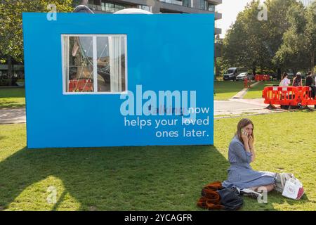 Angleterre, Londres, Southwark, Potters Field Park, femme parlant sur smartphone Banque D'Images