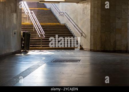 Un ensemble d'escaliers conçus pour mener à une station de métro très fréquentée, fournissant un accès pour les navetteurs et les voyageurs d'en bas à la plate-forme au-dessus Banque D'Images