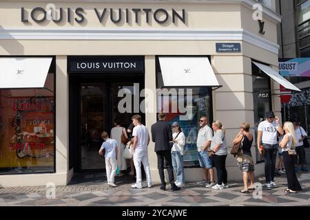 Copenhague, Danemark. 7 août 2024. Les gens font la queue devant un magasin Louis Vuitton à Copenhague, au Danemark. Crédit : Katie Collins/EMPICS/Alamy Live News Banque D'Images