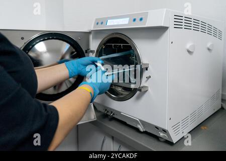 La stérilisation des instruments médicaux en autoclave Banque D'Images