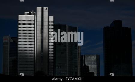 22 octobre 2024, Hesse, Francfort-sur-le-main : la tour d'argent de la Deutsche Bahn dans le quartier de la gare de Francfort avec sa façade argentée brille au soleil. Photo : Arne Dedert/dpa Banque D'Images