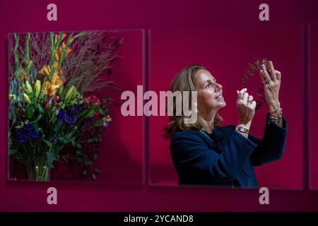 Londres, Royaume-Uni. 22 octobre 2024. Veronika Marsoner de Vant Jewellery avec 'Giselle', un collier fait de bijoux recyclés lors d'une avant-première du salon LAPADA par l'Association des marchands d'art et d'antiquités. Les revendeurs spécialisés présentent une gamme variée d'art, de design et d'antiquités avec une authenticité assurée grâce à un comité de spécialistes de 70 membres qui effectue le pré-contrôle de tout ce qui est en vente. La foire se déroule du 22 au 27 octobre à Berkeley Square. Credit : Stephen Chung / Alamy Live News Banque D'Images