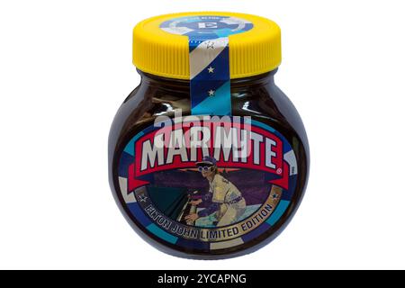 Pot spécial de Marmite Elton John Limited Edition extrait de levure tartiné fortifié avec des vitamines B isolé sur fond blanc Banque D'Images