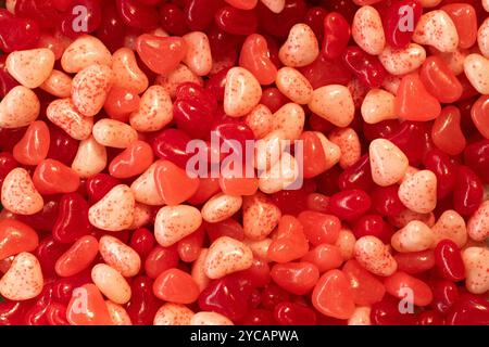 Un bac de coeurs confits rouges et roses multicolores en vente sur le marché Machane Yehuda de Jérusalem. Banque D'Images