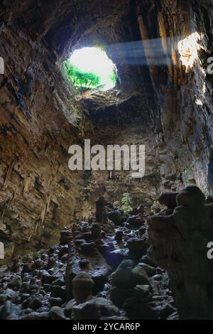 Grottes de Castellana (Castellana Grotte) avec des lames de lumière. Pouilles (Pouilles), Italie Banque D'Images