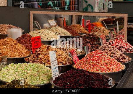 Bacs colorés de mélanges de thé aux fruits de spécialité dans le marché extérieur Machane Yehuda à Jérusalem, Israël. Banque D'Images