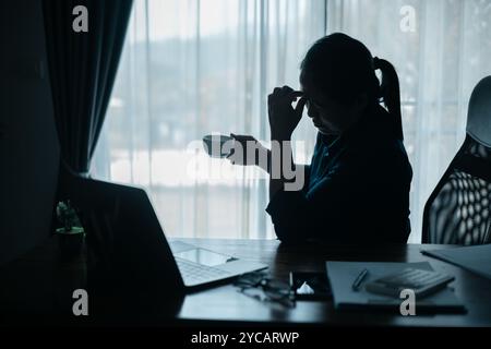 Femme d'affaires, stressée et endormie, était assise dans son bureau, se sentant triste et dépassée par des problèmes au travail, luttant contre le stress et la dépression. femme, Banque D'Images