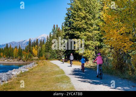 Les gens font du vélo le long du sentier pédestre de la rivière Bow en automne. Canmore, Alberta, Canada. Higashikawa Friendship Trail. Banque D'Images