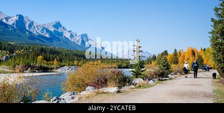 Les gens marchent le long du sentier riverain de la rivière Bow en automne. Canmore, Alberta, Canada. Rundle plante Lane. Banque D'Images