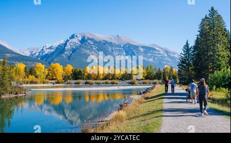 Les gens marchent le long du sentier riverain de la rivière Bow en automne. Canmore, Alberta, Canada. Rundle plante Lane. Banque D'Images