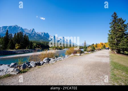 Les gens marchent le long du sentier riverain de la rivière Bow en automne. Canmore, Alberta, Canada. Rundle plante Lane. Banque D'Images