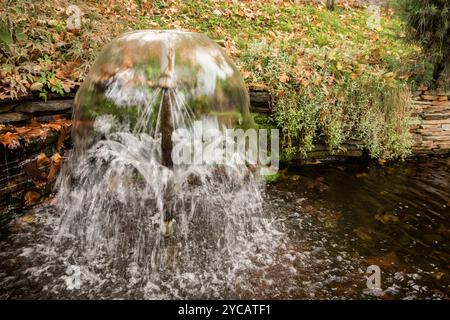 Petite fontaine dans le parc en automne Banque D'Images