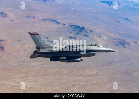 Edwards AFB F-16D 90-840 survole le haut désert de Californie du Sud le 21 juin 2024. Cette Viper est affectée au 416e escadron d'essais en vol, Banque D'Images