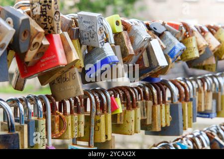 Lovelocks sur le pont à Bakewell Banque D'Images