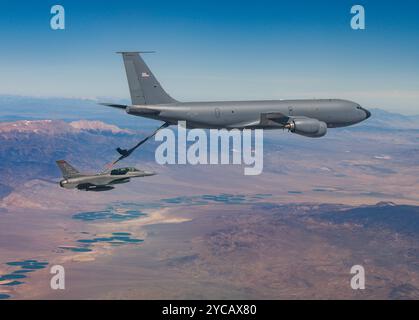 Richard Gonzales, photographe aérien civil de la base aérienne d'Edwards, effectue une mission de chasse photo à l'arrière du F-16D 90-840 le 27 juin 2024. Photographe aérien Banque D'Images