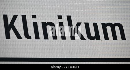 PRODUCTION - 22 octobre 2024, Hesse, Francfort-sur-le-main : le mot « Klinikum » peut être lu sur un panneau de signalisation indiquant le chemin vers l'hôpital universitaire. Photo : Arne Dedert/dpa Banque D'Images