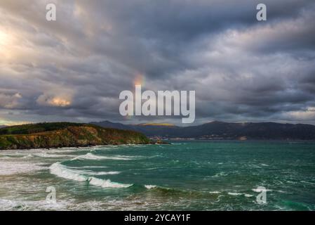 Rayons anticlinaux et spectre de couleurs au coucher du soleil sur la côte de Loiba à Espasante et Ortigueira Galice Banque D'Images