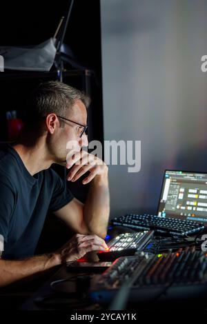 Video Director gestion de plusieurs écrans et équipements dans une salle de contrôle pendant une diffusion en direct Banque D'Images