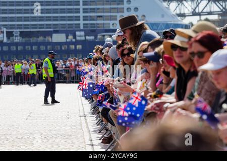 Sydney, Australie. 22 octobre 2024. Le grand public attend l'arrivée de la reine Camilla et du roi Charles III à l'Opéra de Sydney le 22 octobre 2024 à Sydney, Australie crédit : IOIO IMAGES/Alamy Live News Banque D'Images