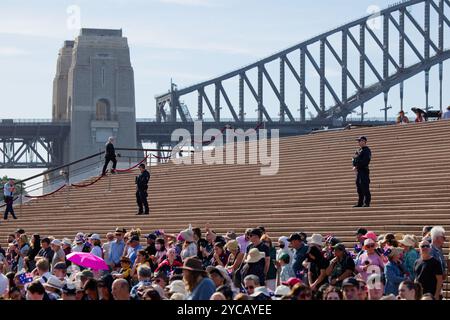 Sydney, Australie. 22 octobre 2024. Le grand public attend l'arrivée de la reine Camilla et du roi Charles III à l'Opéra de Sydney le 22 octobre 2024 à Sydney, Australie crédit : IOIO IMAGES/Alamy Live News Banque D'Images