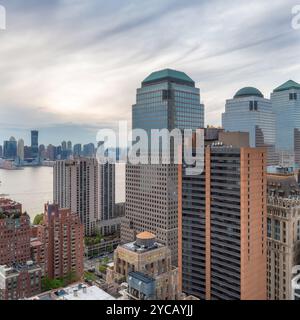 Vue aérienne des gratte-ciel de New York au coucher du soleil Banque D'Images