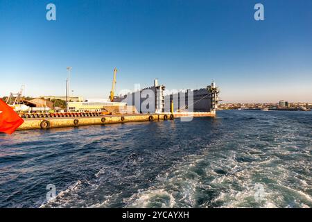 Istanbul, Turkiye - 8 octobre 2024 : quai flottant Kuzey Star de 220 m de long, 48 m de large, pèse 11 000 tonnes et a une capacité de levage de 30 000 tonnes Banque D'Images