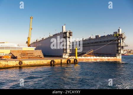 Istanbul, Turkiye - 8 octobre 2024 : quai flottant Kuzey Star de 220 m de long, 48 m de large, pèse 11 000 tonnes et a une capacité de levage de 30 000 tonnes Banque D'Images