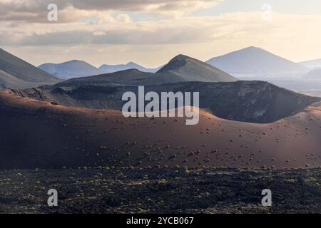 Champs de lave et volcans, Parc National de Timanfaya au lever du soleil, Yaiza, Las Palmas, Parc National de Timanfaya, Lanzarote, îles Canaries, Macaronésie Banque D'Images