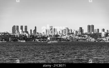 Istanbul, Turkiye - 8 octobre 2024 : vue panoramique d'Istanbul vue du milieu du Bosphore, bâtiments résidentiels, tours d'affaires et mosquées Banque D'Images