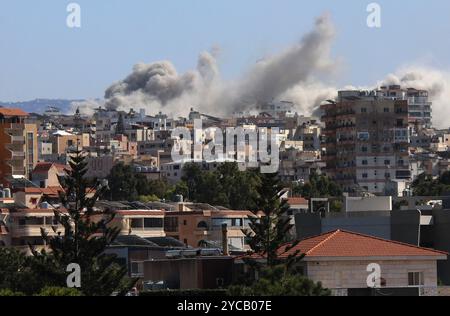 Pneu, Liban. 22 octobre 2024. De la fumée s'élève au-dessus des bâtiments d'une frappe aérienne israélienne qui a ciblé le village d'Al-Hawsh à l'extérieur de Tyr City, au Liban, le mardi 22 octobre 2024. Treize personnes, dont un enfant, ont été tuées et 57 autres blessées dans une frappe israélienne près de l'hôpital universitaire Rafik Hariri, dans le sud de Beyrouth, au ministère libanais de la santé publique. Photo de Nizar Kashmar/UPI crédit : UPI/Alamy Live News Banque D'Images