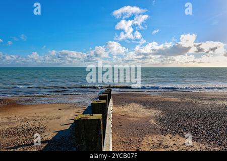 Une vue d'une plage vide avec l'horizon en distance et les nuages se formant donnant une impression minimaliste sur une journée ensoleillée d'automne Littlehampton Sussex Banque D'Images