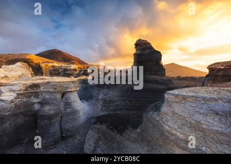 Lever de soleil à la ville stratifiée à Lanzarote, Teseguite, Las Palmas, Lanzarote, Îles Canaries, Macaronésie, Espagne, Europe occidentale Banque D'Images