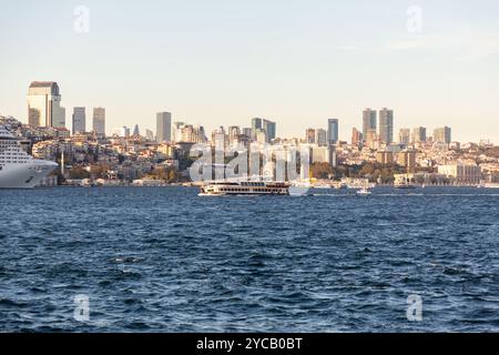 Istanbul, Turkiye - 8 octobre 2024 : vue panoramique d'Istanbul vue du milieu du Bosphore, bâtiments résidentiels, tours d'affaires et mosquées Banque D'Images