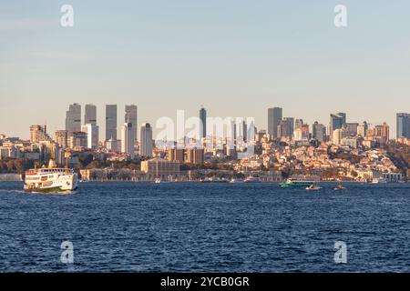 Istanbul, Turkiye - 8 octobre 2024 : vue panoramique d'Istanbul vue du milieu du Bosphore, bâtiments résidentiels, tours d'affaires et mosquées Banque D'Images