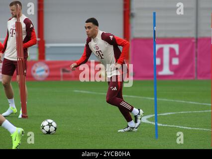 München, Deutschland, 22. Oktober 2024 : Fussball, Herren, saison 2024/2025, FC Bayern München, Säbener Strasse, Trainingsgelände, Abschlusstraining, Ligue des champions Jamal Musiala (FC Bayern München) Am Ball Banque D'Images