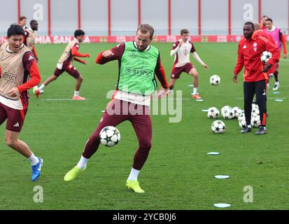 München, Deutschland, 22. Oktober 2024 : Fussball, Herren, saison 2024/2025, FC Bayern München, Säbener Strasse, Trainingsgelände, Abschlusstraining, Ligue des champions Harry Kane (FC Bayern München) Spielt einen Ball Banque D'Images