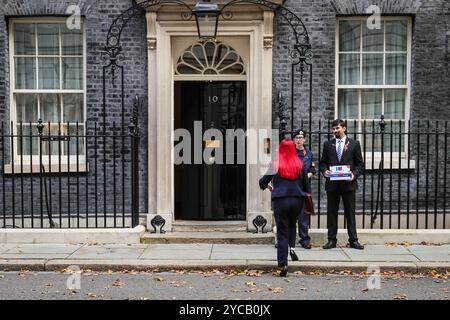 Londres, Royaume-Uni. 22 octobre 2024. Louise Haigh, secrétaire aux Transports, député Sheffield Heeley et Darren Jones, secrétaire en chef au Trésor, député Bristol North West achètent un pavot aux vendeurs de la Royal British Legion. Les ministres du gouvernement britannique assistent à la réunion du cabinet du gouvernement à Downing Street, Londres, Royaume-Uni crédit : Imageplotter/Alamy Live News Banque D'Images