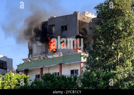 Beyrouth, Liban. 22 octobre 2024. Incendie dans l'un des appartements après que des avions de guerre israéliens ont attaqué un bâtiment à la périphérie de la banlieue sud de Beyrouth. Crédit : Marwan Naamani/dpa/Alamy Live News Banque D'Images